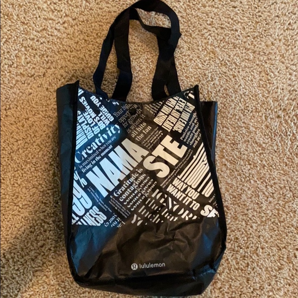 2 vineyard vines bag and lulu lemon bag